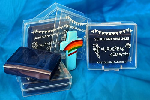 Bild mit buntem Kreuz und Knete mit Print Schulanfang